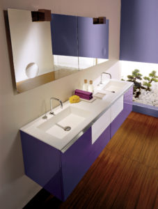 Soluzione di arredo bagno di lusso con doppio lavabo, base da 90 cm color viola lucido | Progetto Bagno