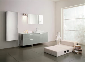 Arredo bagno grigio lucido con lavabo in appoggio e particolari in acciaio inox | Progetto Bagno