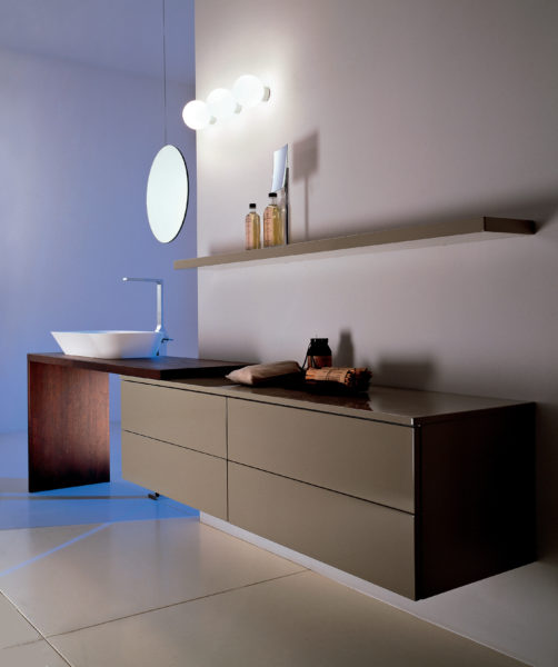 Mobile bagno minimal sospeso con top in legno