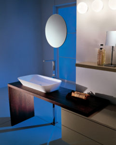 Mobile per bagno elegante con top in legno tinta moka e lavabo da appoggio rettangolare | Progetto Bagno