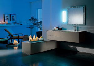 Arredo bagno con top 160 cm lavello integrato e mobili sospesi laccati color sabbia scuro | Progetto Bagno