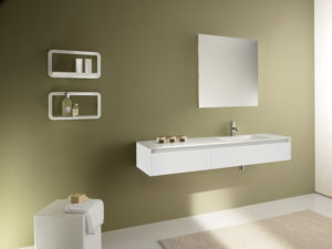 Soluzione di arredo bagno design minimal. Mobile sospeso altezza 24cm, top in Blanco puro lucido | Progetto Bagno