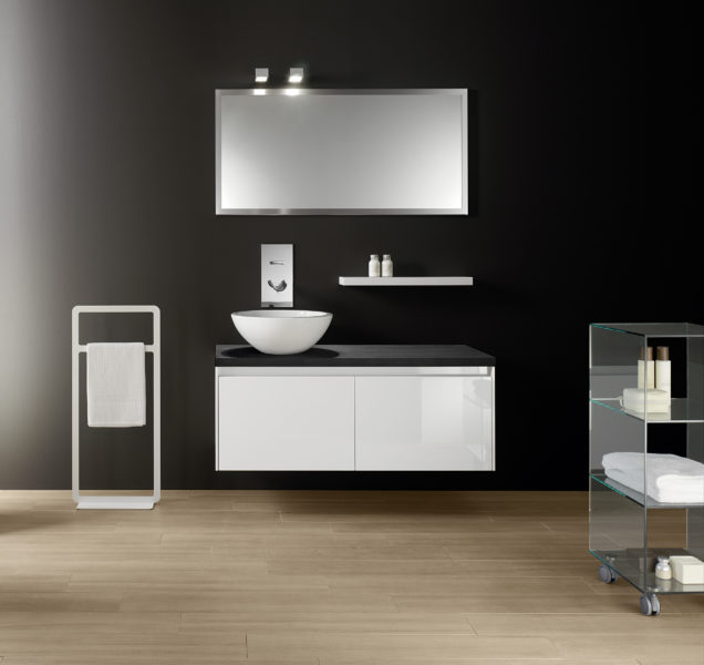 Bagno dal design minimal in rovere sbiancato, Top in Blanco puro da 162 cm | Progetto Bagno