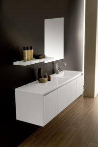 Bagno di design con lavabo e top in Blanco lucido | Progetto Bagno