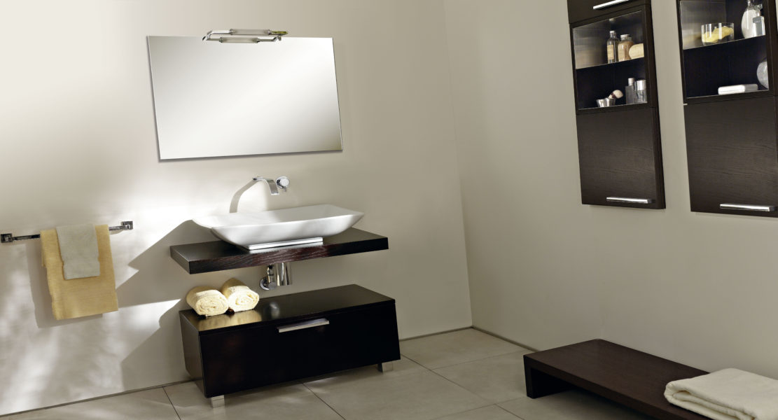 Soluzione di arredo bagno design moderno con lavabo da appoggio in ceramica | Progetto Bagno