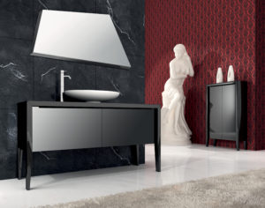 Soluzione di arredo bagno con vetrina e lavabo da appoggio ovale | Progetto Bagno