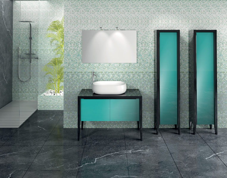 Soluzione Arredo Bagno con vetrine laccato nero e lavabo d'appoggio | Progetto Bagno