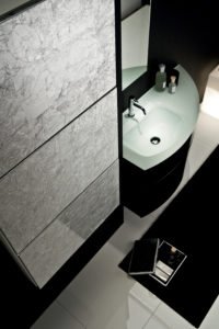 Mobile per bagno 105 cm nero lucido con lavabo in cristallo | Progetto Bagno