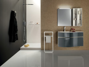 Composizione mobili per bagno design laccatura grigio piombo con top in mineralmarmo | Progetto Bagno