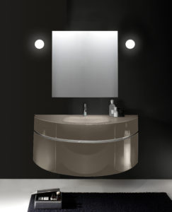Composizione arredo bagno 145 cm con top in cristallo forgiato e vasca centrata | Progetto Bagno