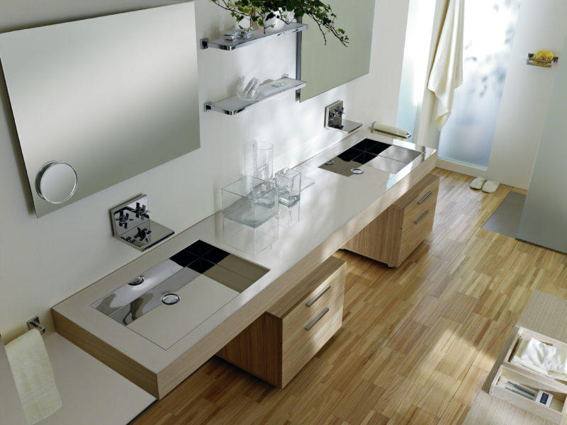 Arredo bagno design minimal con top sospeso 240 cm in acciaio lucido | Progetto Bagno