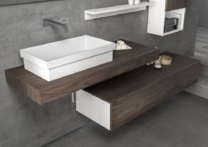 Soluzione di arredo bagno con mensola porta oggetti e lavabo da appoggio bianco opaco | Progetto Bagno
